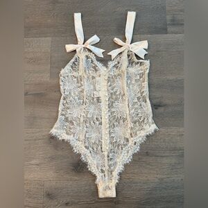 Victoria’s Secret Gold Label Vintage Floral Lace Teddy Bows Bodysuit 80s Cream